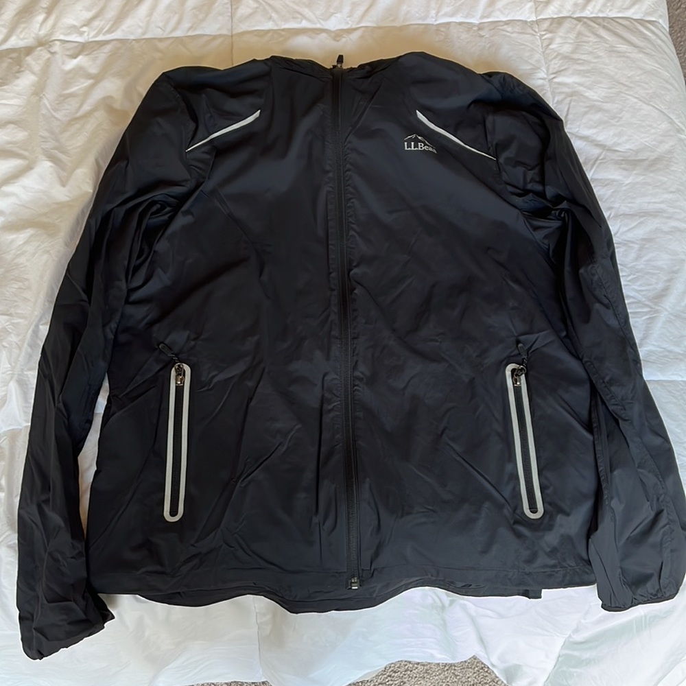Men’s LL Bean packable lightweight jacket size large tall. Comes with a pouch.